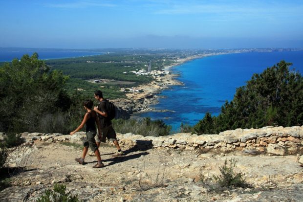 Formentera da vivere a piedi: i migliori percorsi di trekking