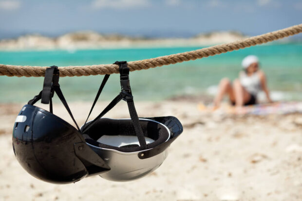 Caschi motorino su spiaggia
