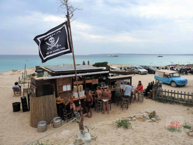 El Pirata Bus sulla spiaggia con bandiera pirata