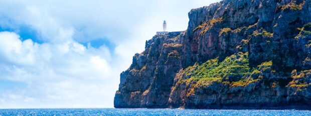 Faro de La Mola sugli scogli