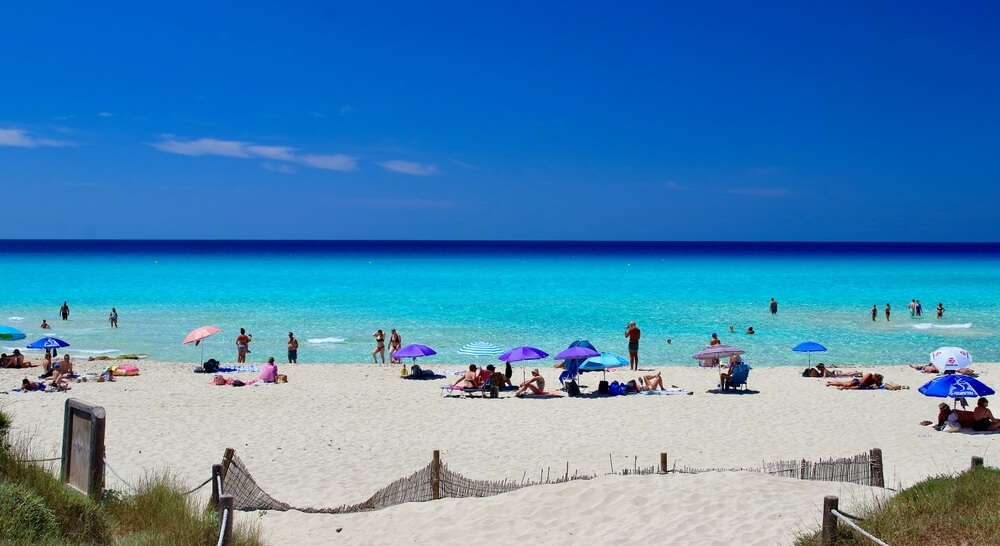Es Arenals Formentera spiaggia con ombrelloni